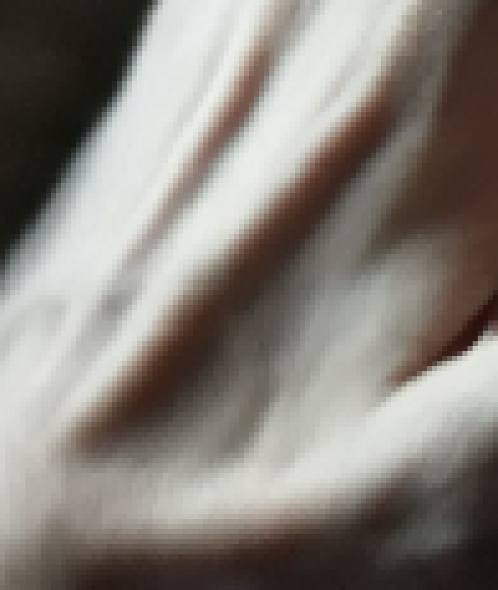 [c91422] I can put my fingernails, under that bone on my hand that sticks out. 